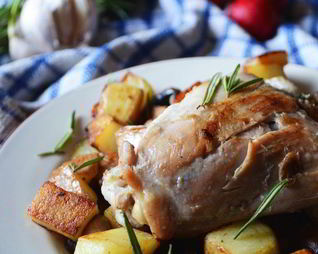 Куриное жаркое с грибами, картофелем и розмарином