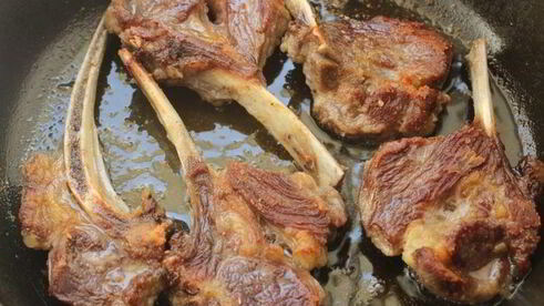 жаркое из баранины с молодой фасолью в тминном соусе