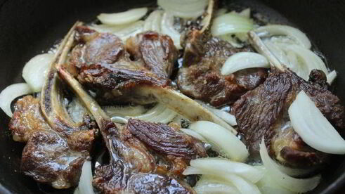 жаркое из баранины с молодой фасолью в тминном соусе