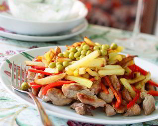 Жаркое из мяса с жареной картошкой