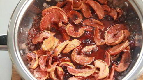 жаркое из свинины, фаршированное яблоками и клюквой