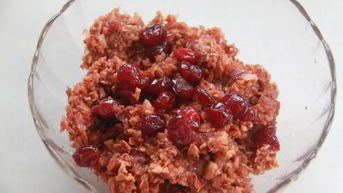 жаркое из свинины, фаршированное яблоками и клюквой