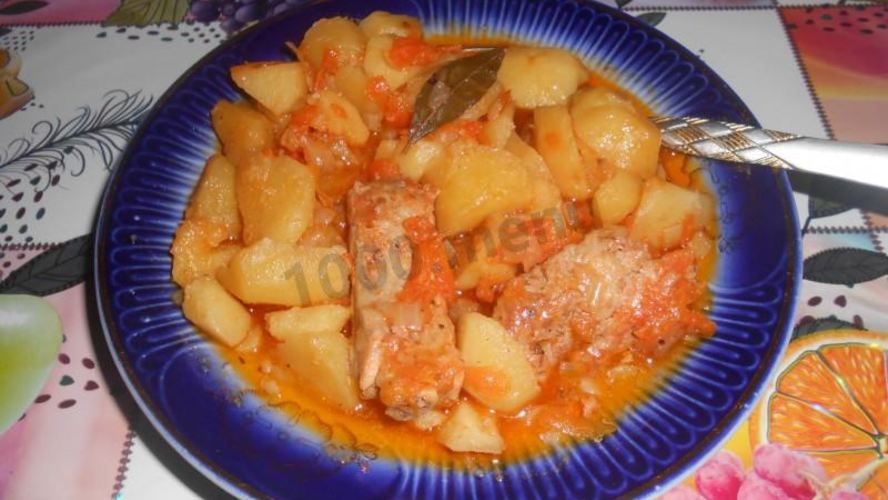 Рецепт жаркого из свиных ребрышек с картошкой в горшочках