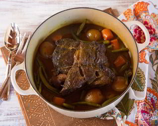 Жаркое с говядиной, картофелем и фасолью