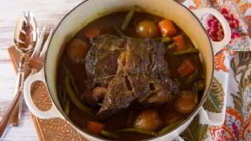 жаркое с говядиной, картофелем и фасолью