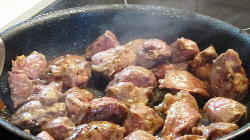 жаркое с говядиной в горшочках по-домашнему