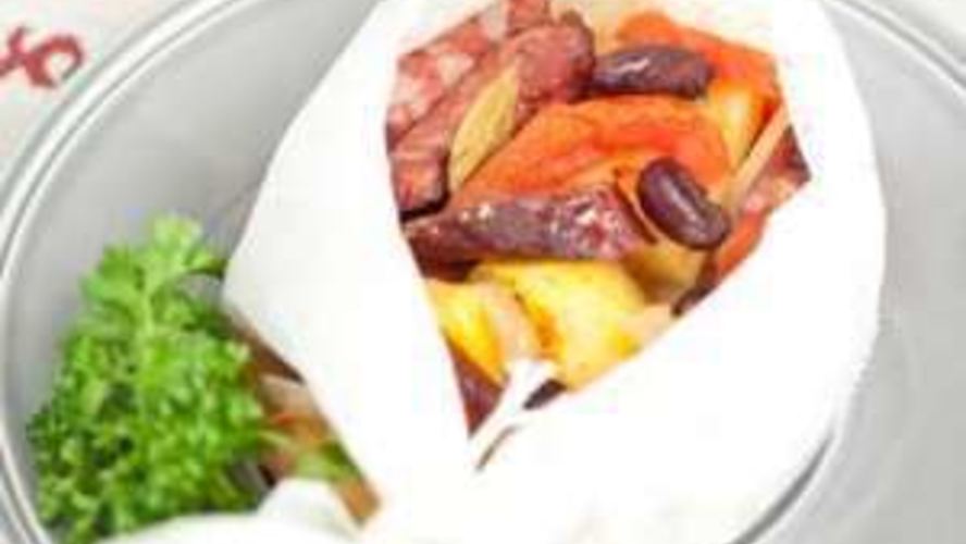 Рецепт жаркого с колбасками и овощами в лодочке saga