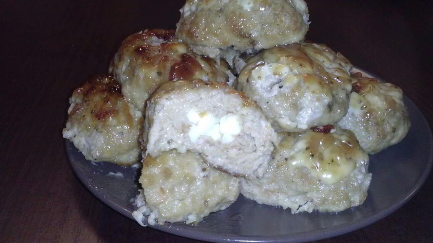 Рецепт мясных зраз с яйцом и пряным соусом