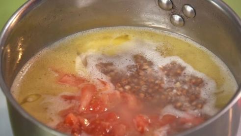 домашние сосиски и гречневая каша с помидорами