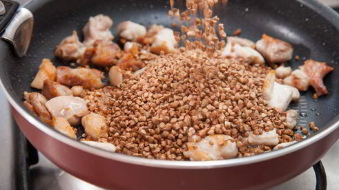 гречка по-купечески с курицей и зеленым луком