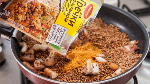 гречка по-купечески с курицей и зеленым луком