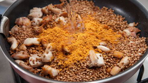 гречка по-купечески с курицей и зеленым луком