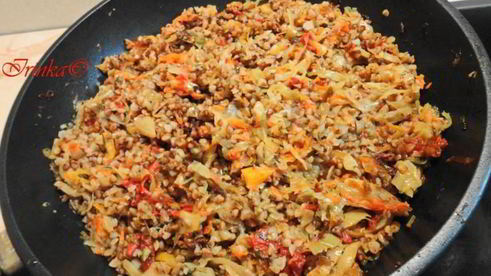 гречка с капустой и овощами