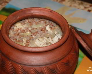 Гречка с курицей в горшочках