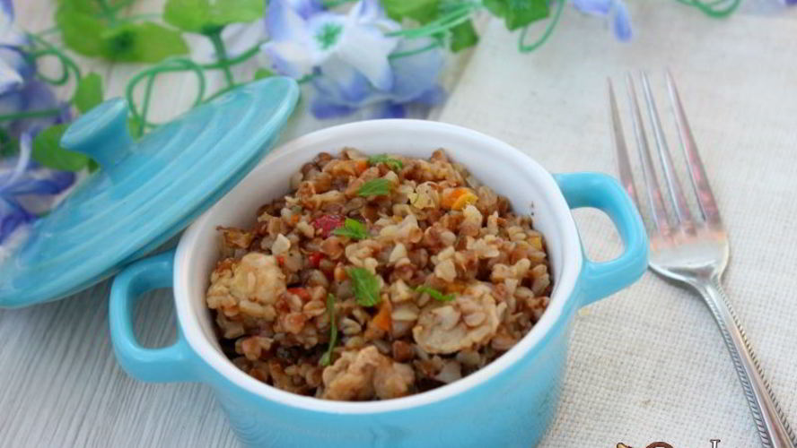 Рецепт гречки с курицей в томатно-грибном соусе