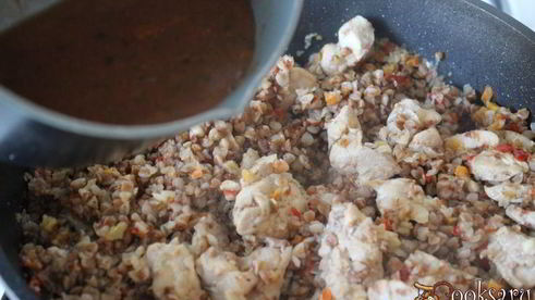 гречка с курицей в томатно-грибном соусе