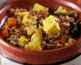 Гречка с овощами и сыром в горшочке