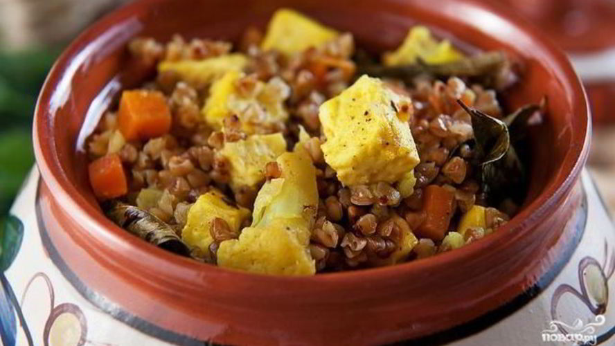 Рецепт гречки с овощами и сыром в горшочке