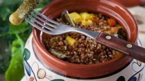 гречка с овощами и сыром в горшочке