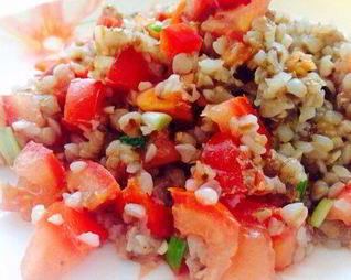 Гречка с помидорами и чесноком