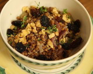 Стокгольмская гречневая каша с орехами и изюмом