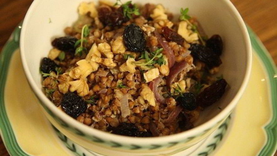 Рецепт стокгольмской гречневой каши с орехами и изюмом