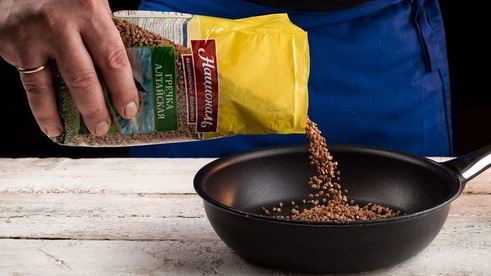 яркая гречка со сметаной и орехами