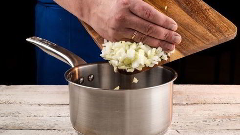 яркая гречка со сметаной и орехами