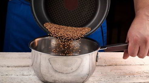 яркая гречка со сметаной и орехами