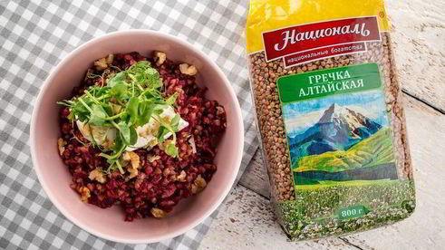 яркая гречка со сметаной и орехами