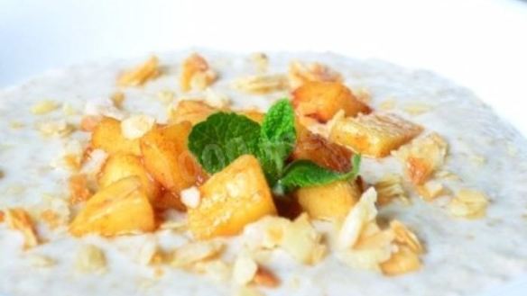 Рецепт Каши из овсяных хлопьев с карамельными яблоками и миндалем