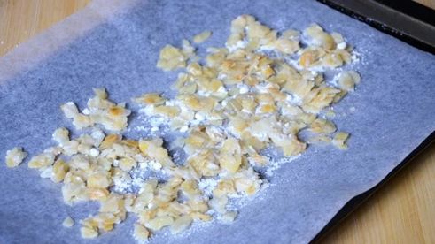 каша из овсяных хлопьев с карамельными яблоками и миндалем