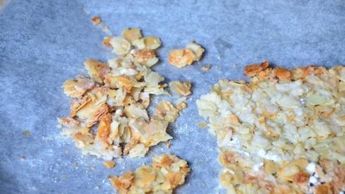 каша из овсяных хлопьев с карамельными яблоками и миндалем