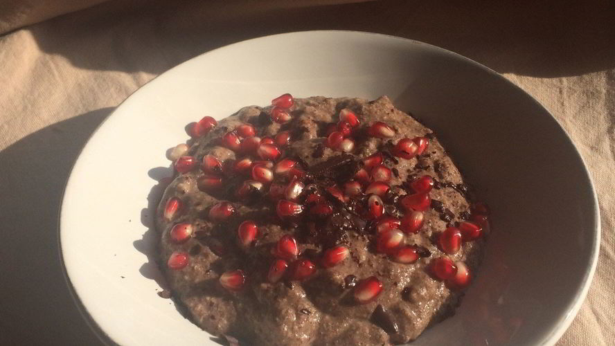 Рецепт льняной каши с гранатом и шоколадной крошкой