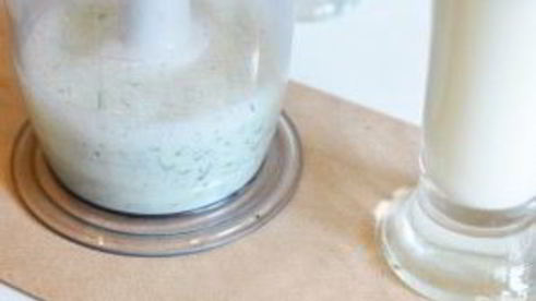 айран с огурцами и зеленью