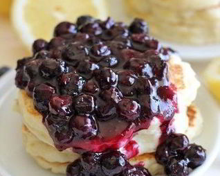 Бананово-овсяные блинчики с черничным сиропом