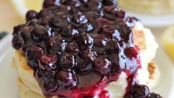 Рецепт Бананова-овсяных блинчики с черничным сиропом