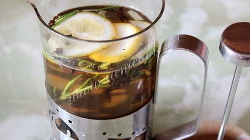 чай с лимоном, имбирем и розмарином