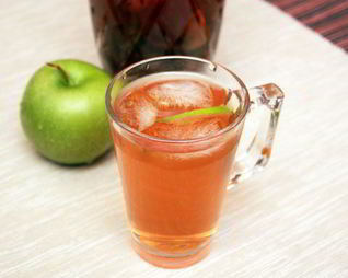 Холодный чай с мятой и яблоком