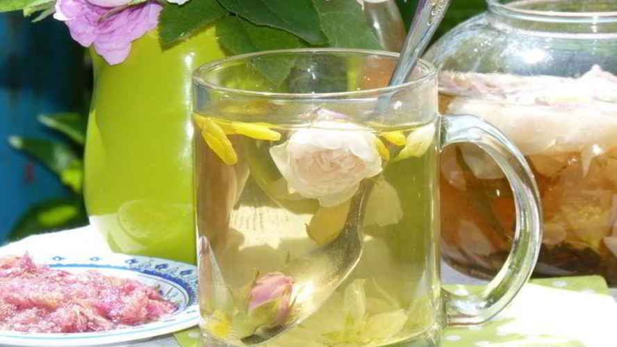 Рецепт летнего цветочного чая для подруг