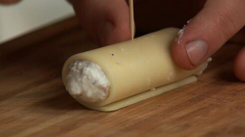 рулетики из сыра с творогом, шоколадом и свежими фруктами и чай с чабрецом