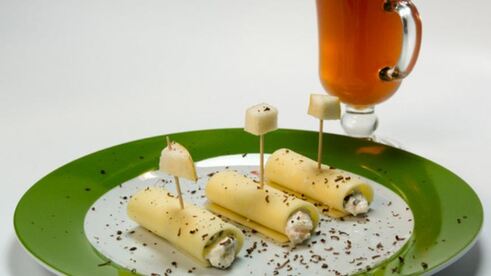 рулетики из сыра с творогом, шоколадом и свежими фруктами и чай с чабрецом