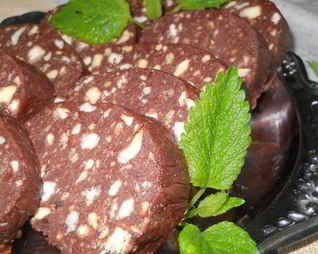 Вкусная чайная колбаска из печенья