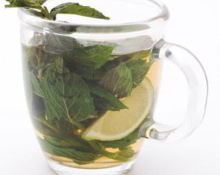 Горячий мятно-лимонный напиток