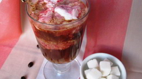 кофе глясе с клубничным сорбе