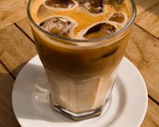 Ледяной кофе с имбирем и корицей