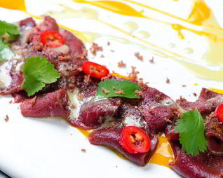 Строганина из северного оленя с соусом из манго