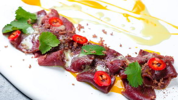 Рецепт Строганины из северного оленя с соусом из манго