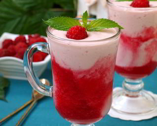 Коктейль на ряженке с творогом и малиной