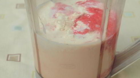 коктейль на ряженке с творогом и малиной